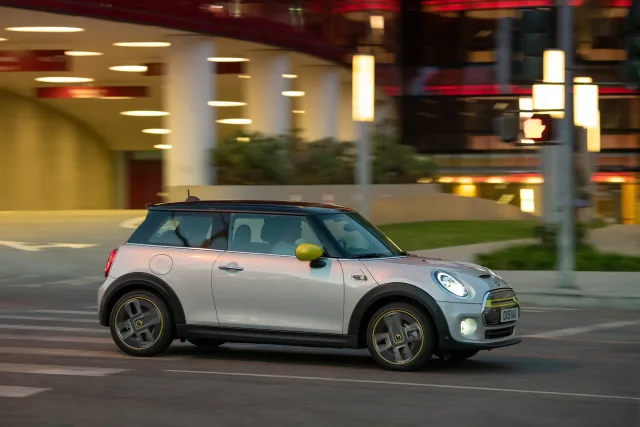 MINI Cooper SE (Мини Купер СЕ) хэтчбек — 16