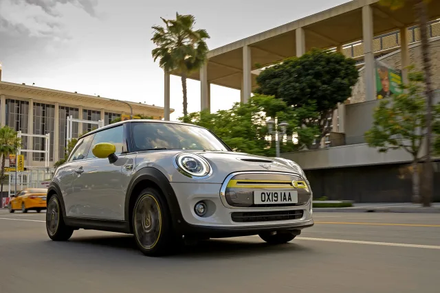 MINI Cooper SE (Мини Купер СЕ) хэтчбек — 19