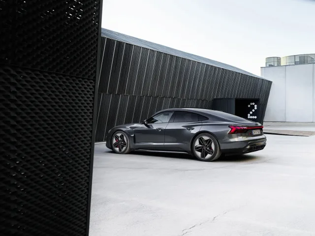 Audi e-tron GT седан — 2