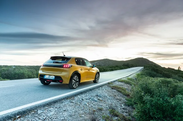 Peugeot 208 1.2 MT Active Pack — 18