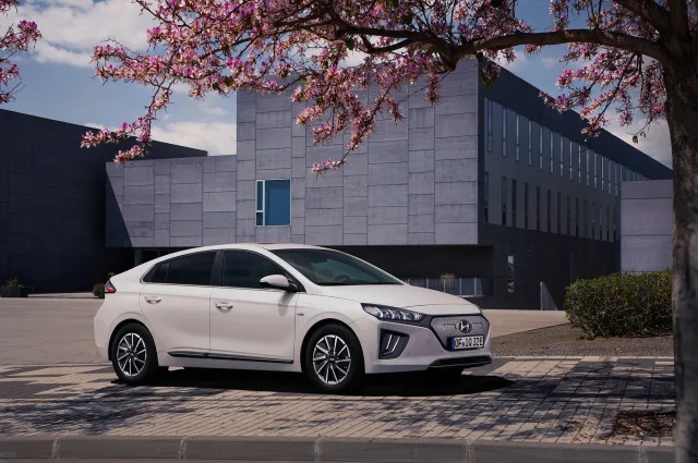 Hyundai Ioniq хетчбек — 10