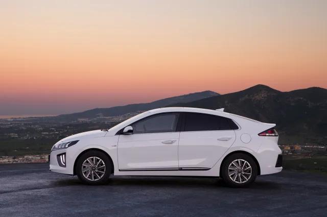 Hyundai Ioniq хетчбек — 11