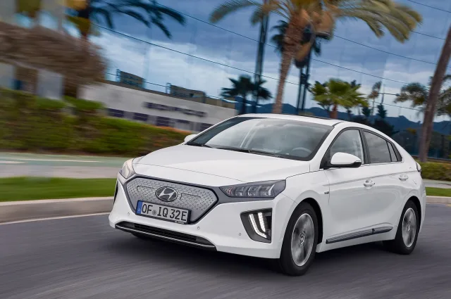 Hyundai Ioniq хетчбек — 12