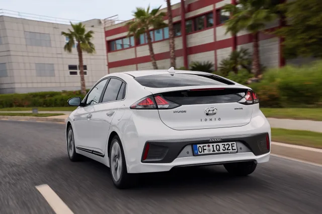 Hyundai Ioniq хетчбек — 14