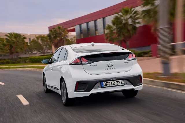 Hyundai Ioniq хетчбек — 15