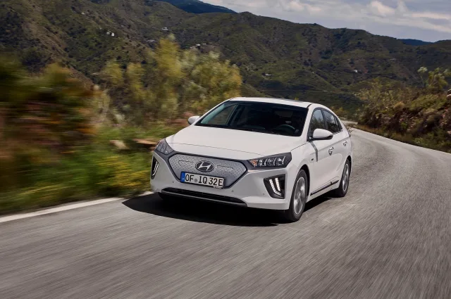 Hyundai Ioniq хетчбек — 16