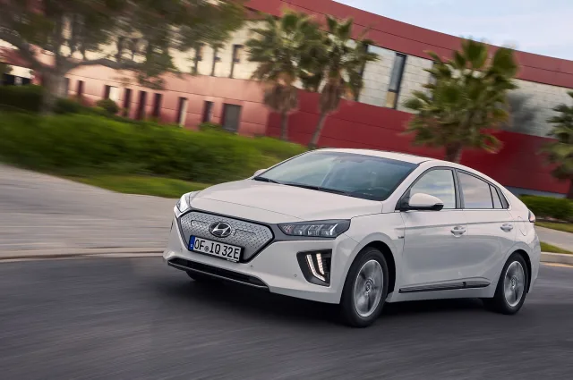 Hyundai Ioniq хетчбек — 19