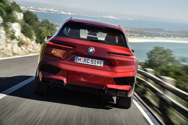 BMW iX xDrive40 — 2