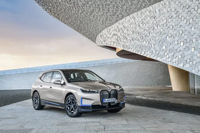 BMW iX xDrive40 — 15