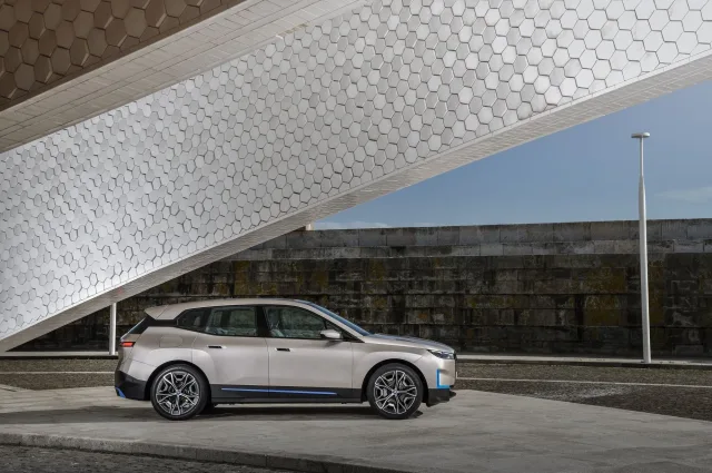 BMW iX xDrive40 — 16