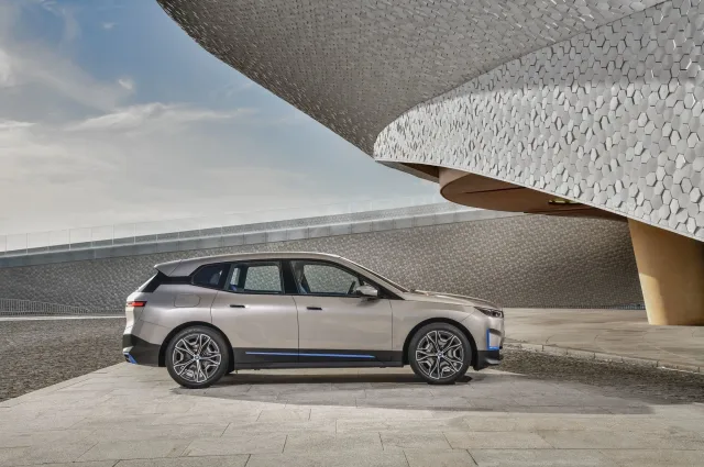BMW iX xDrive40 — 17