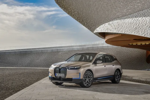 BMW iX xDrive40 — 18
