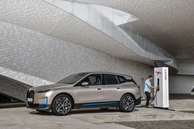 BMW iX xDrive40 — 19