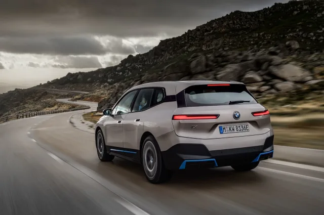 BMW iX xDrive40 — 21