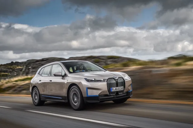 BMW iX xDrive40 — 22