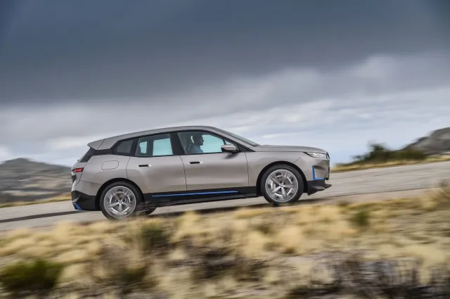 BMW iX xDrive40 — 24