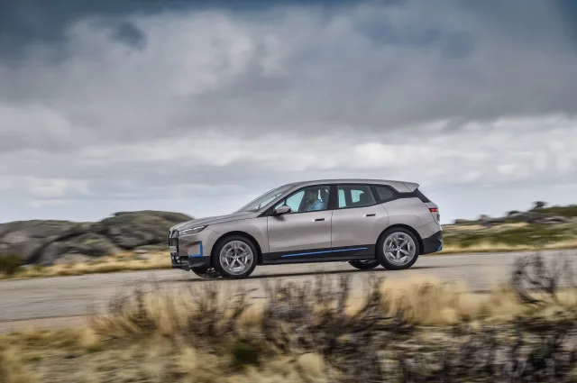 BMW iX xDrive40 — 25