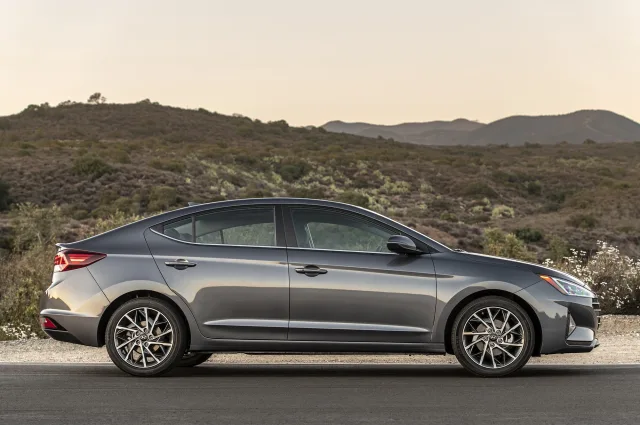 Hyundai Elantra 1.6 MT Active — 8