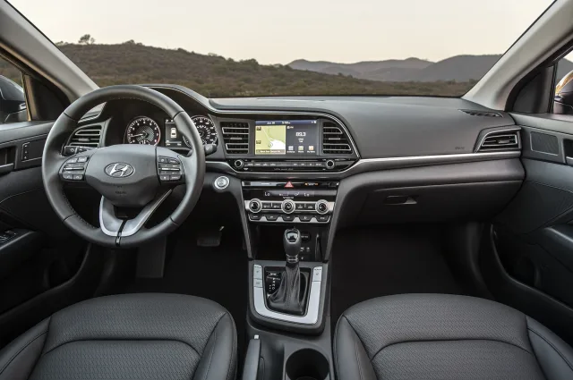 Hyundai Elantra 1.6 MT Active — 13