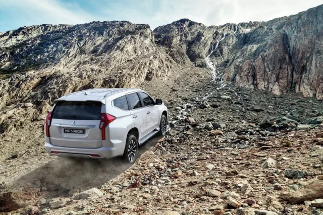 Mitsubishi Pajero Sport SUV — 2