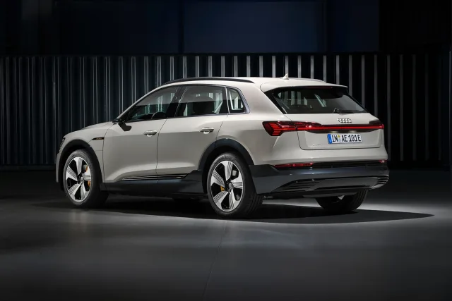 Audi e-tron кросовер — 8