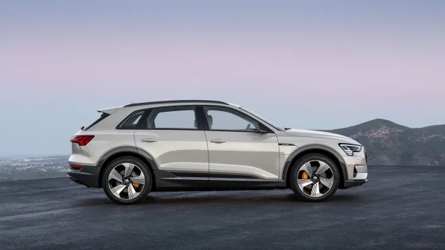 Audi e-tron кросовер — 14