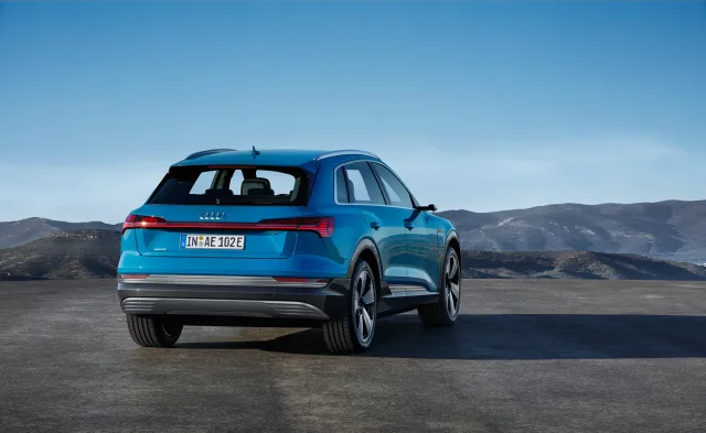 Audi e-tron кросовер — 15