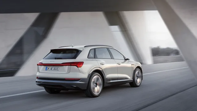 Audi e-tron кросовер — 16