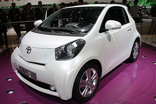 Toyota представила самый экономичный мини-кар iQ