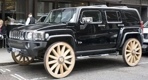 Hummer "обули" в деревянные колеса