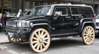 Hummer "взули" в дерев'яні колеса