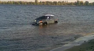 На Оболоні в Дніпрі потонув Toyota FJ Cruiser