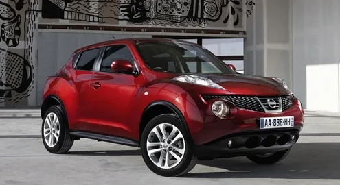 Современная реклама: ==Nissan Juke против блондинки== в купальнике