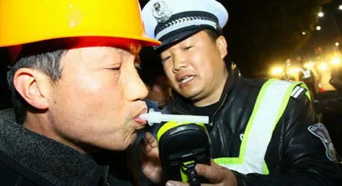 В Китае ==за вождение в нетрезвом состоянии можно получить пожизненно==