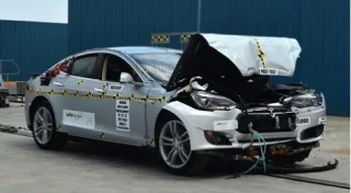 При краш-тесті Tesla S зламалося діагностичне обладнання