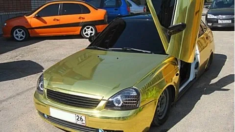 В России продают золотую Lada Priora VIP Edition
