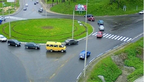 Traffic rules lessons: learning turns and U-turns on Luhova Street in Kyiv