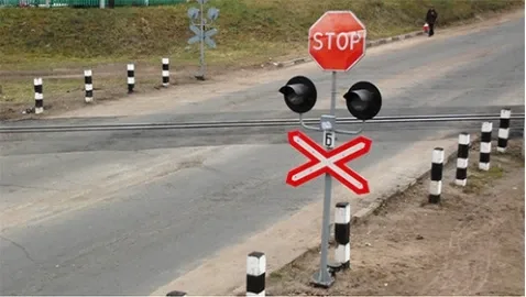 Traffic rules lessons: when you can ignore STOP at a railway crossing