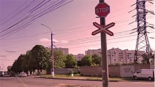 Уроки ПДР: чи може біля залізничного переїзду бути два знаки STOP