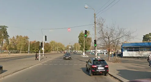 Traffic rules lessons: brick sign next to a working traffic light