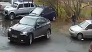 Дівчина на BMW побила битою неправильно припаркований ВАЗ