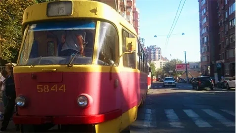 Уроки ПДР: чи можна паркуватися між трамвайними коліями посеред дороги