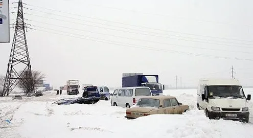 Более 600 авто ждут помощи в снежных заносах
