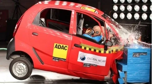 При краш-тесте Tata Nano «погибли» все манекены