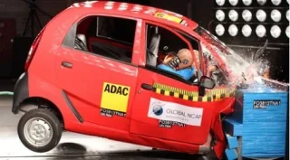 Під час краш-тесту Tata Nano «загинули» всі манекени