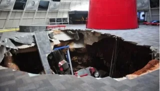 Вісім рідкісних «Корветів» провалилися під землю прямо в музеї