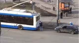 Автомобіліст використав тролейбус як тягач