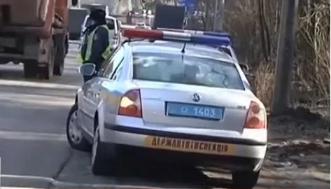 Автоматчики прикрывают инспекторов ГАИ на постах