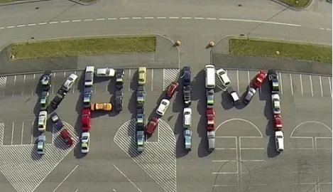 Во Львове выстроили огромную надпись из авто в поддержку Крыма