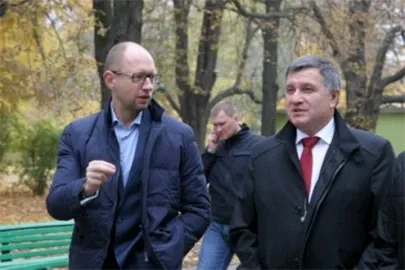 Yatsenyuk reprimanded Avakov for dangerous driving with a motorcade